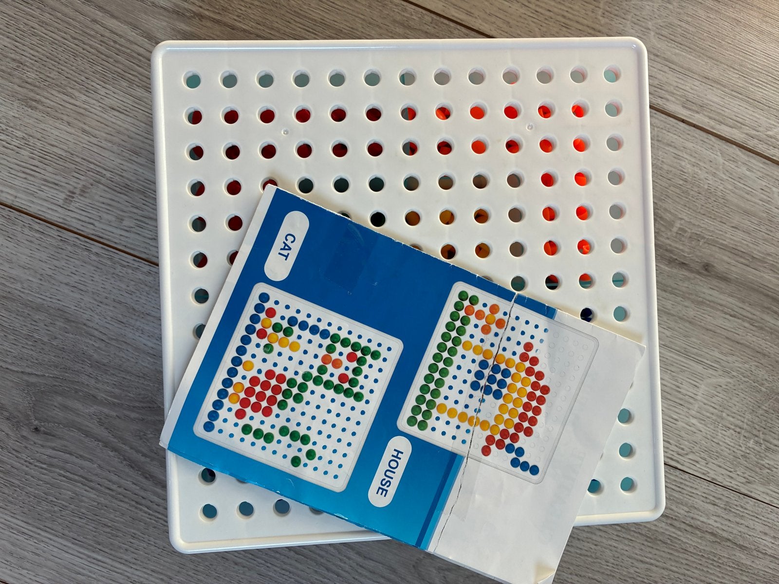 Steekmozaïek bord met gekleurde pionnen en voorbeelden, Ophalen of Verzenden, Gebruikt, Knutselen