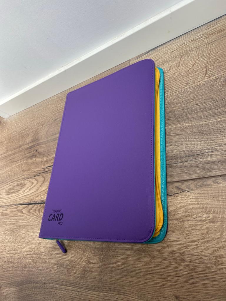 9-Pocket Pokémon Kaarten Binder met Rits - Paars/Geel/Blauw, Hobby en Vrije tijd, Verzamelkaartspellen | Pokémon, Ophalen, Nieuw