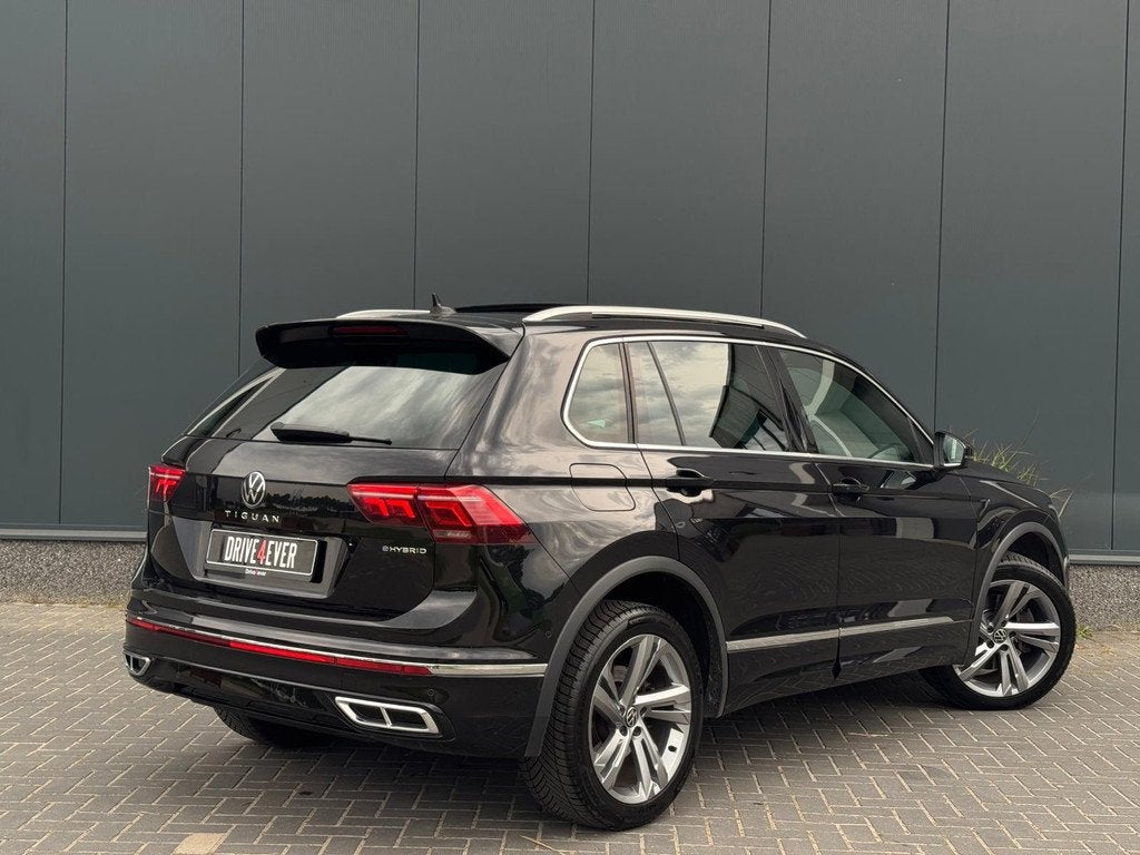 Volkswagen Tiguan 1.4 TSI eHybrid 3x R-Line FULL PANO | NAVI, Auto's, Volkswagen, 1716 kg, Zwart, 4 cilinders, Zwart