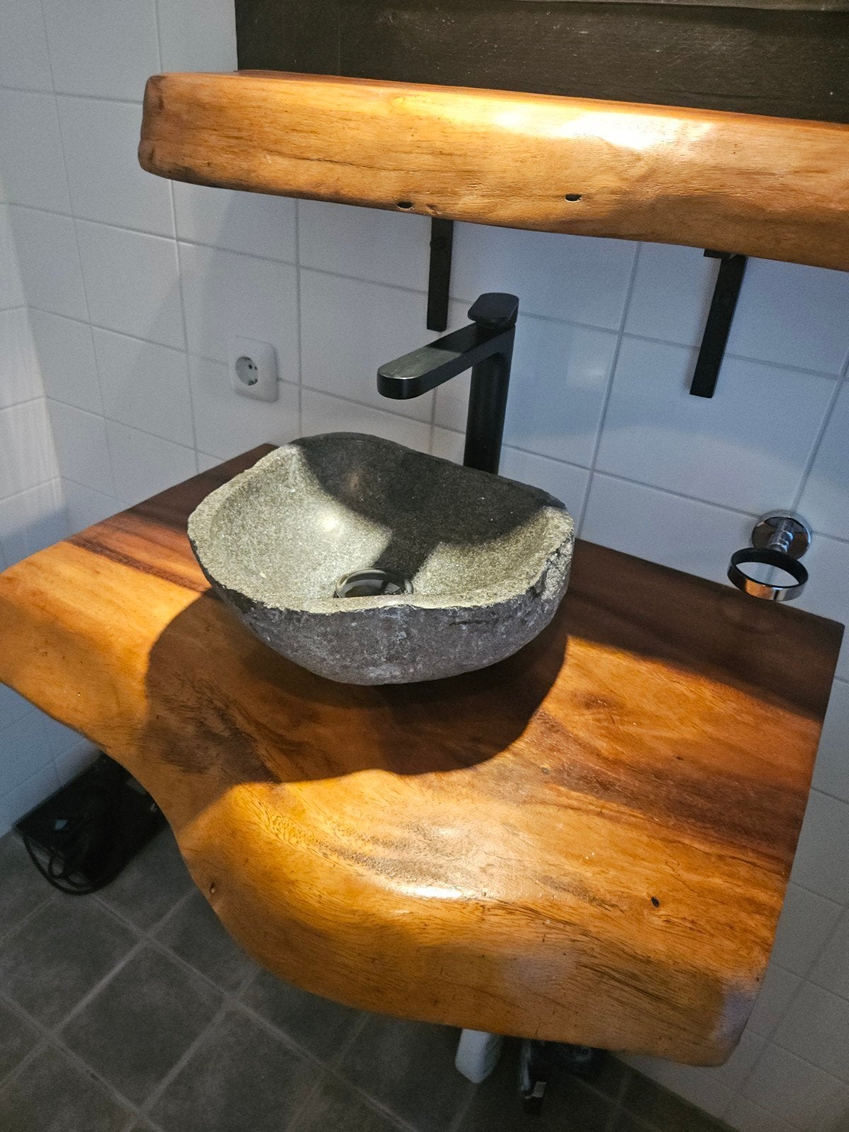 Massief houten wastafel met natuurstenen kom en spiegel, Ophalen