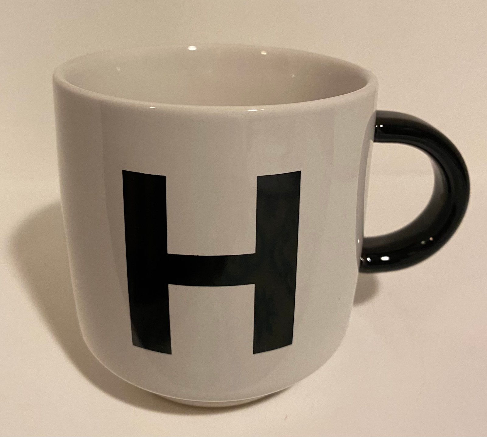 Hema mok met de letter H. Hoogte 9 cm., Hema, Zo goed als nieuw, Overige stijlen, Aardewerk