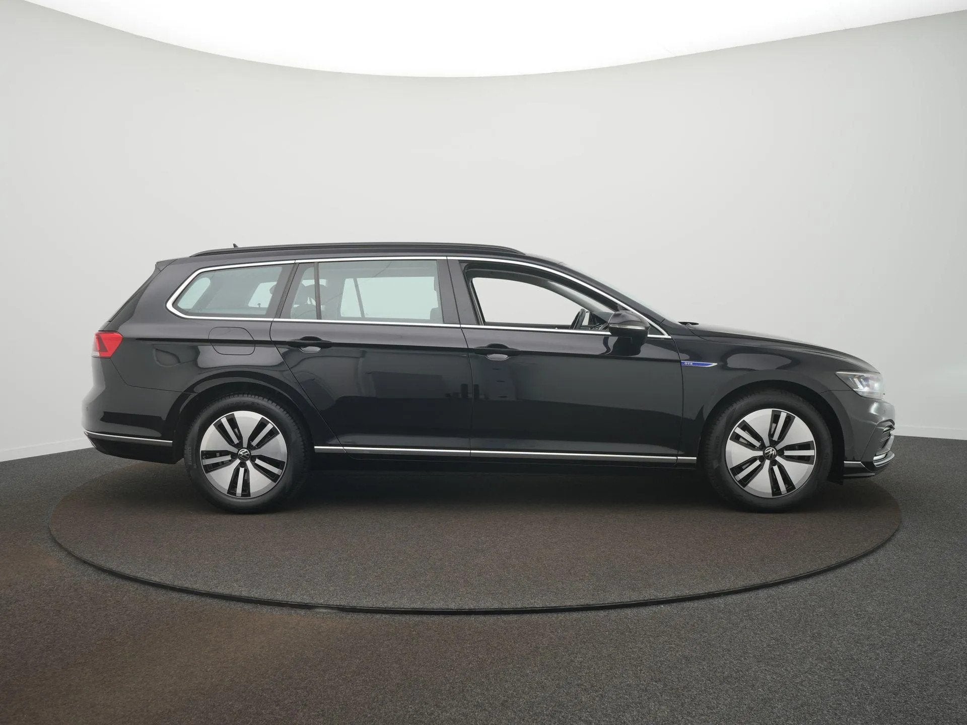 Volkswagen Passat 1.4 TSI PHEV GTE Business (bj 2022), Gebruikt, Zwart, 218 pk, 1600 kg