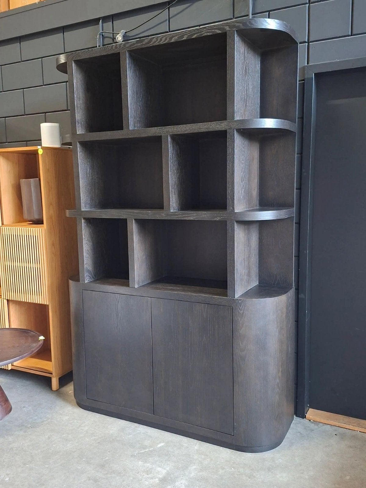 Boekenkast Novero Espresso, 145 cm van Livingfurn, Ophalen, Met deur(en), 100 tot 150 cm, 200 cm of meer