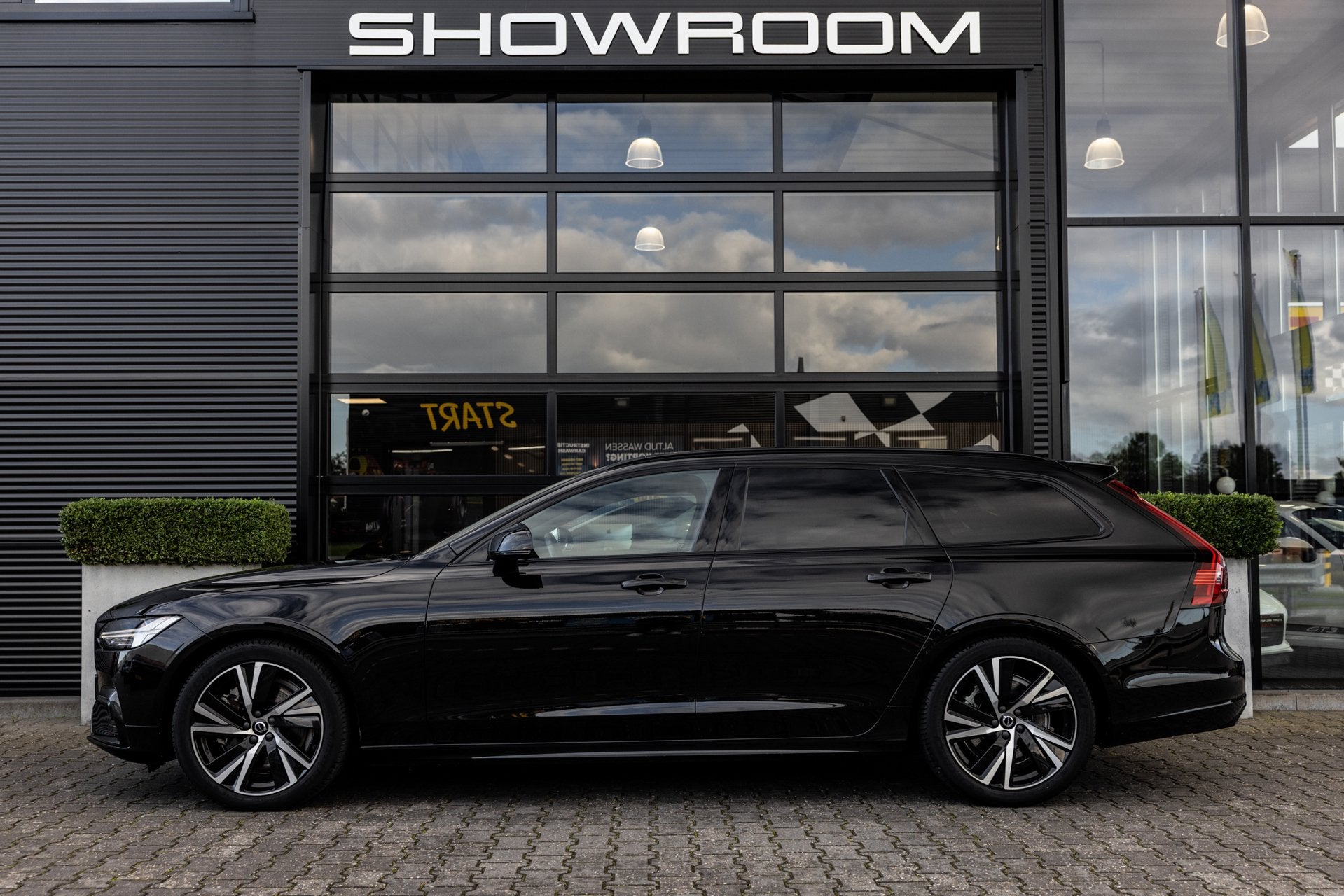 Volvo V90 B4 Ultimate Dark, ACC, Trekhaak, 1e eigenaar, Stuu, Auto's, Euro 6, 4 cilinders, Zwart, 1731 kg