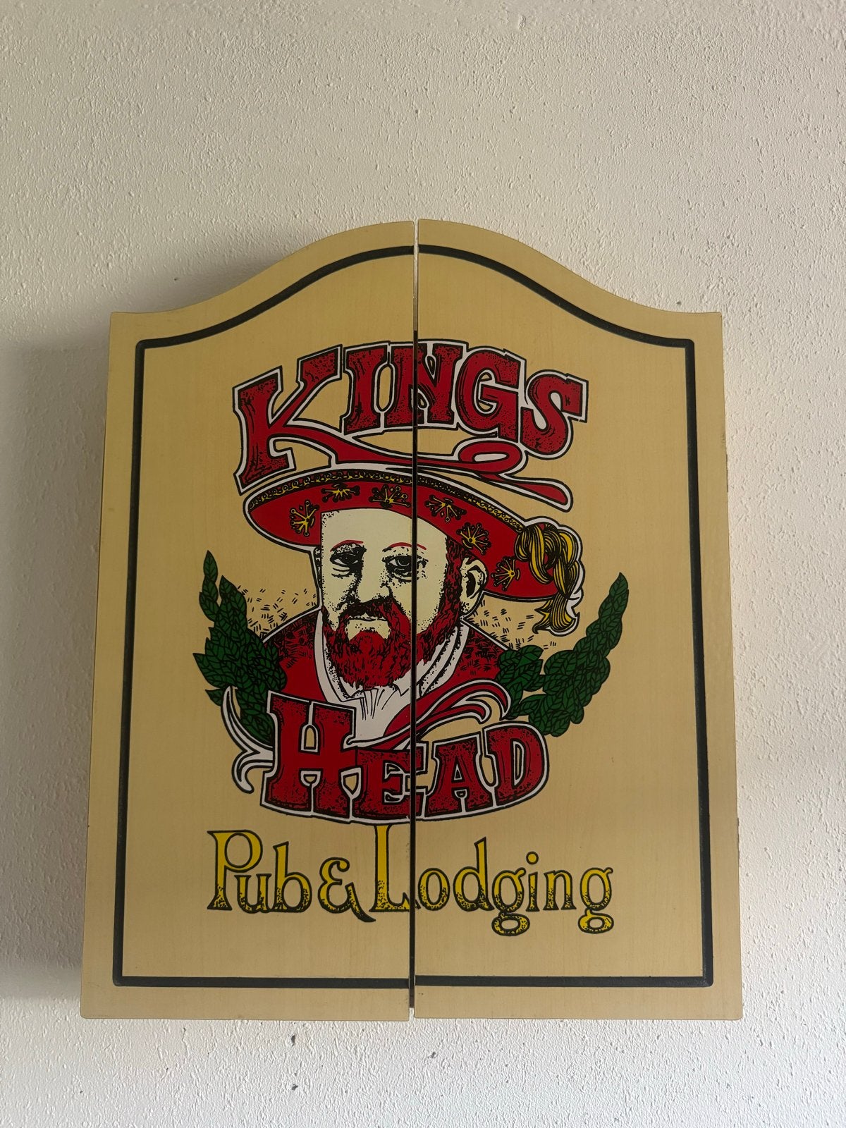Dartbord in Kings Head Pub & Lodging kast, Sport en Fitness, Darts, Ophalen of Verzenden, Gebruikt, Dartbord met pijlen
