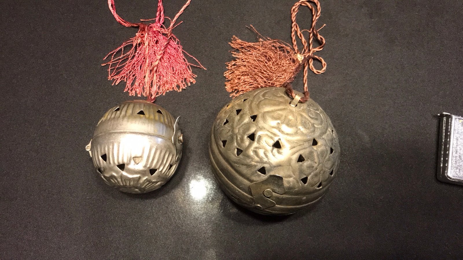 Set van 2 vintage metalen potpourri’s bollen met kwastjes, Ophalen of Verzenden