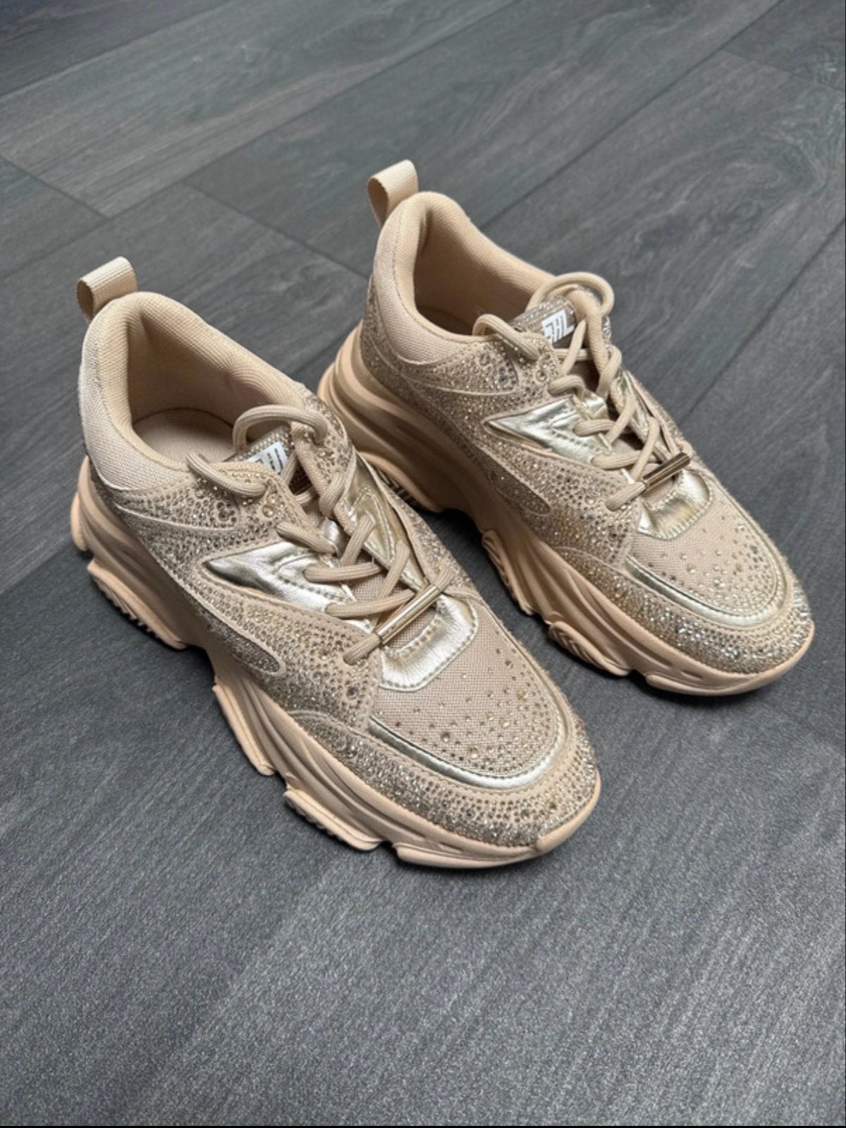Steve Madden sneakers met steentjes, Ophalen of Verzenden, Zo goed als nieuw, Beige, Sneakers of Gympen