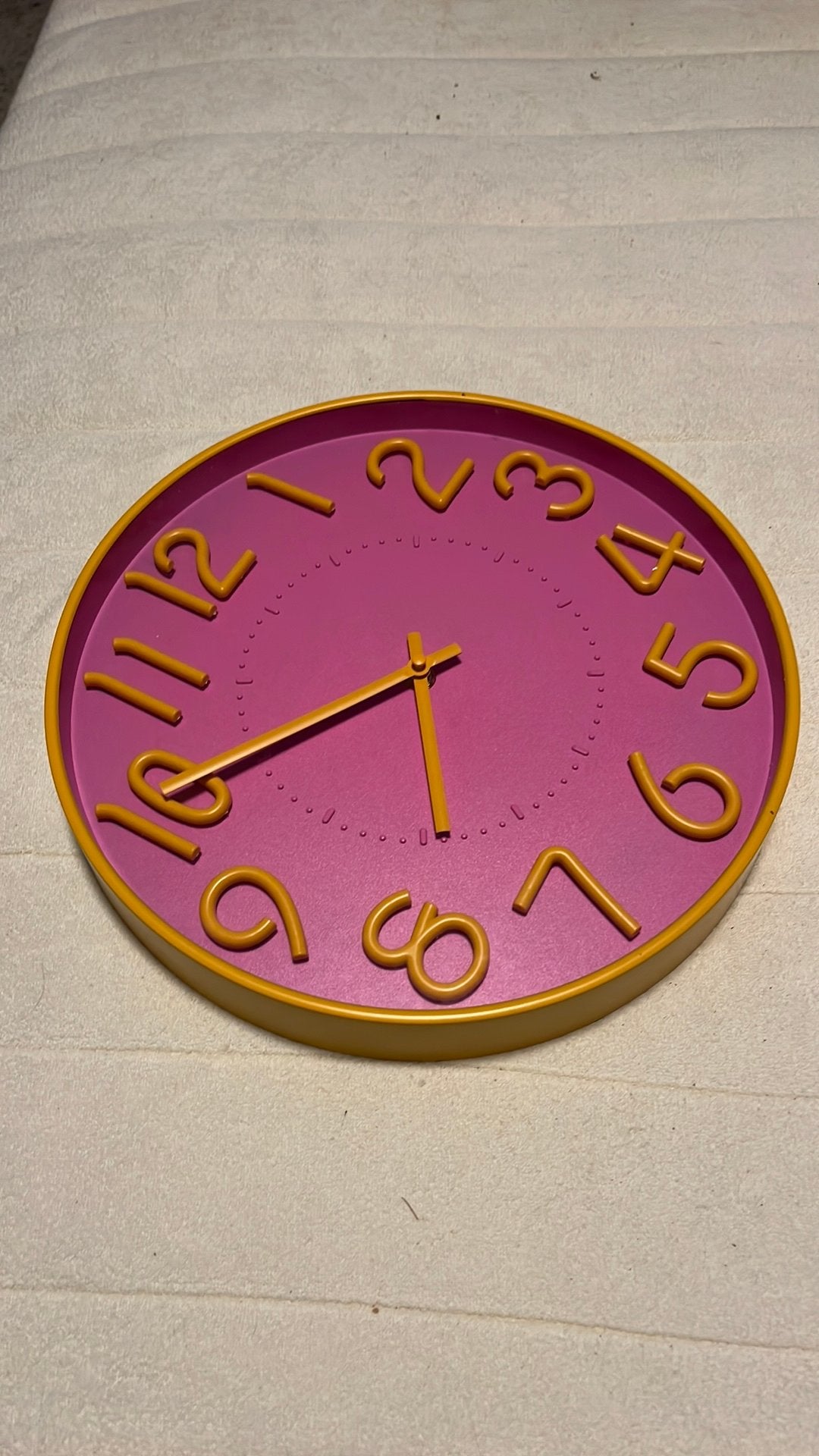 Klok roze/oranje Xenos 30 cm, Huis en Inrichting, Woonaccessoires | Klokken, Ophalen of Verzenden, Gebruikt, Analoog, Wandklok