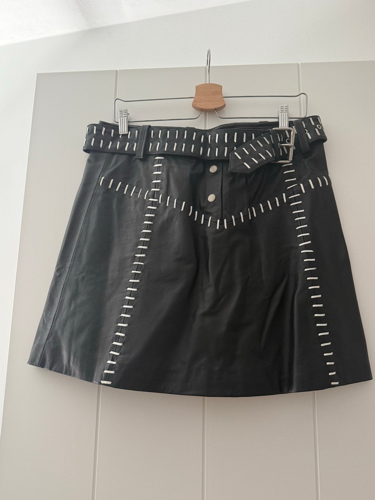 Nikkie leren rok met witte stiksels - Maat 42, Kleding | Dames, Rokken, Zwart, Maat 42/44 (L), Ophalen of Verzenden, Zo goed als nieuw