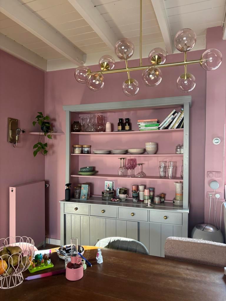Stijlvolle buffetkast grijs met roze accenten, Huis en Inrichting, Kasten | Buffetkasten, Ophalen, Gebruikt, 100 tot 150 cm, Met lade(s)