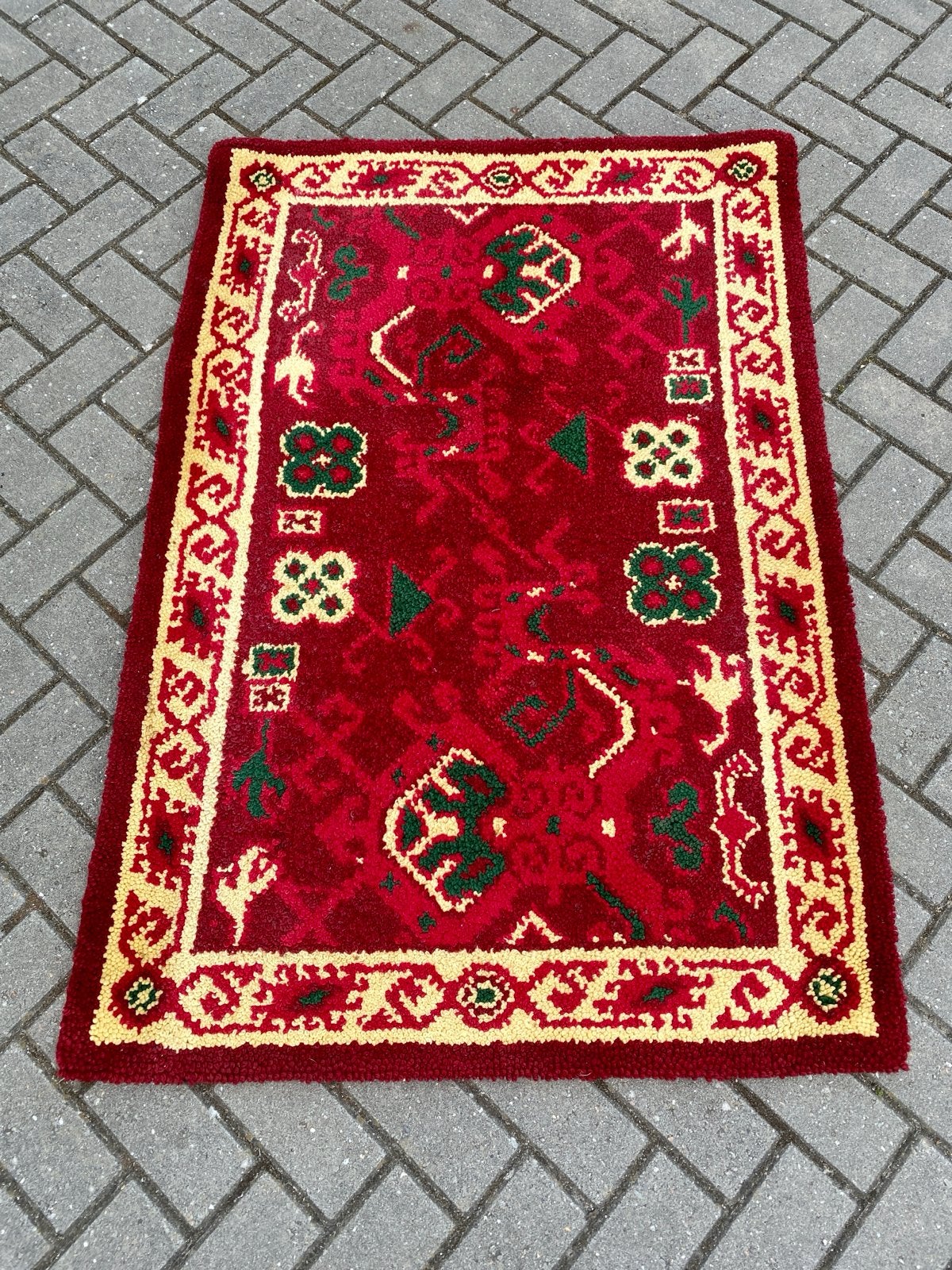 Vintage rood tapijt smyrna met traditioneel patroon, Huis en Inrichting, Stoffering | Tapijten en Kleden, Gebruikt, 100 tot 150 cm