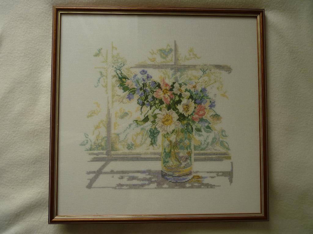 Lanarte Bloemen in zonlicht borduurwerk in lijst 42x42 cm, Ophalen of Verzenden, Zo goed als nieuw, Handborduren, Borduurpakket