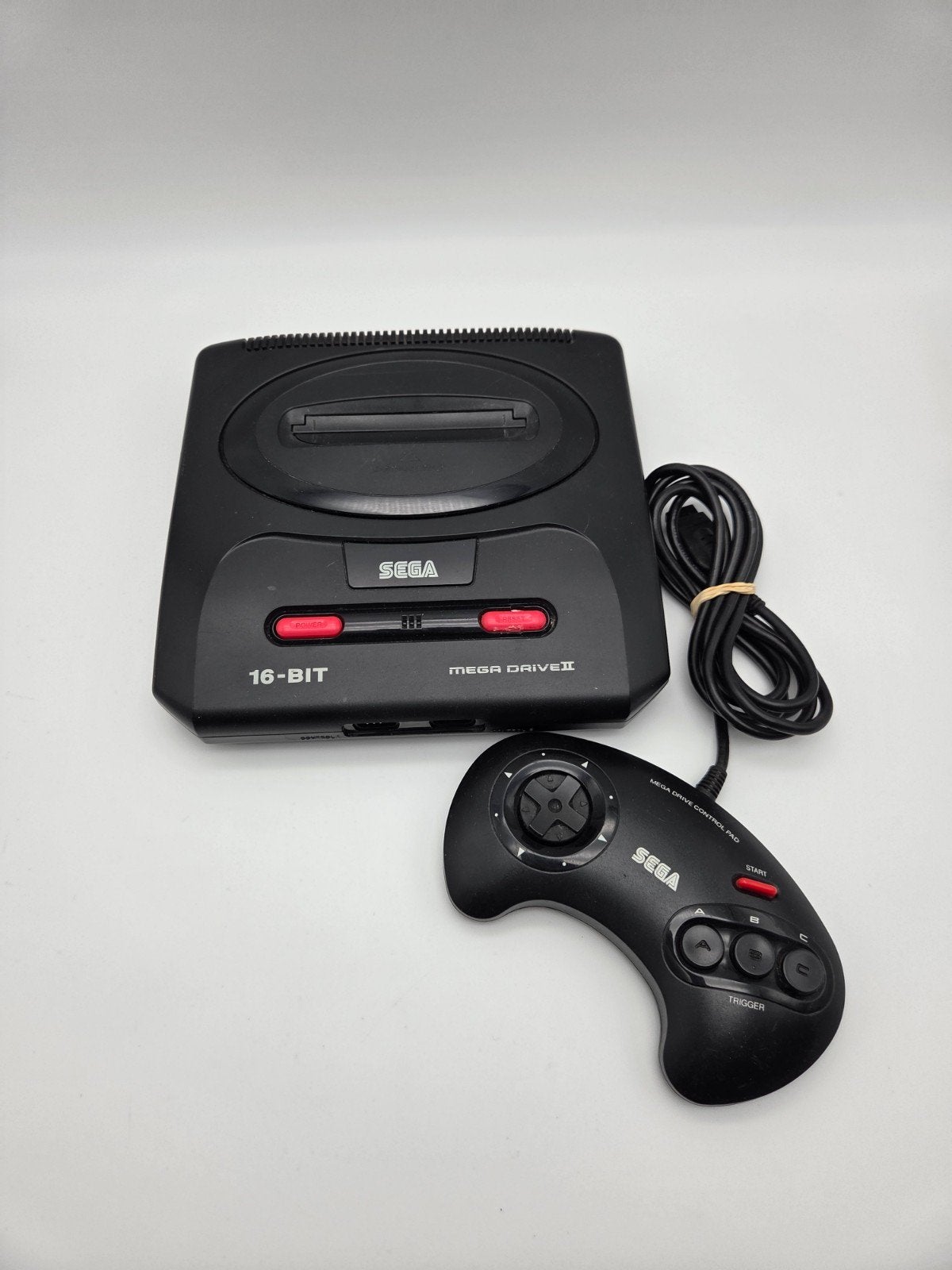 Sega Mega Drive II Console - met bijbehorende kabels, Gebruikt, Mega Drive, Nintendo of Europe SE - Netherlands, Ophalen of Verzenden