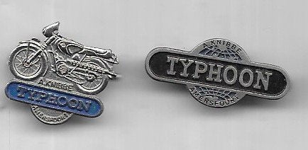 TYPHOON BROMMER MOTOR 2 VERSCHILLENDE SPELDEN, Ophalen of Verzenden, Gebruikt, Transport, Speldje of Pin