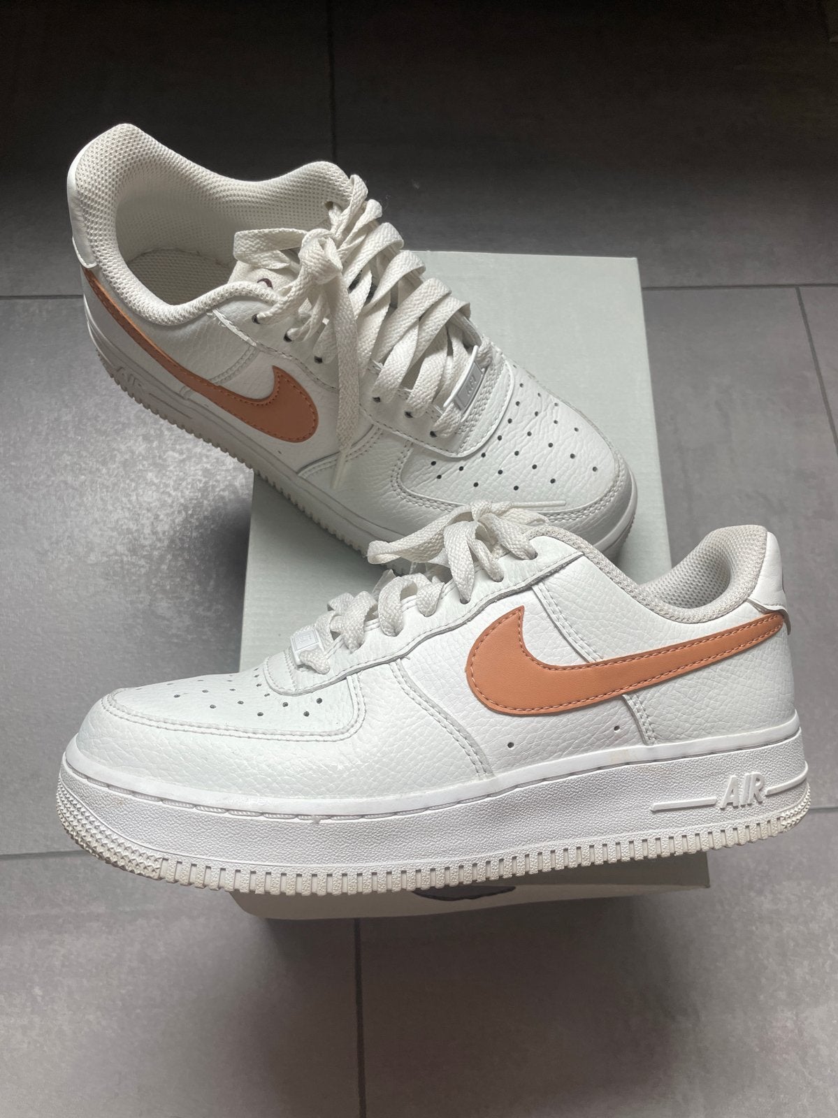Nike Air Force 1 '07 Dames Sneakers - Wit/Bruin, Kleding | Dames, Schoenen, Wit, Ophalen of Verzenden, Sneakers of Gympen, Zo goed als nieuw