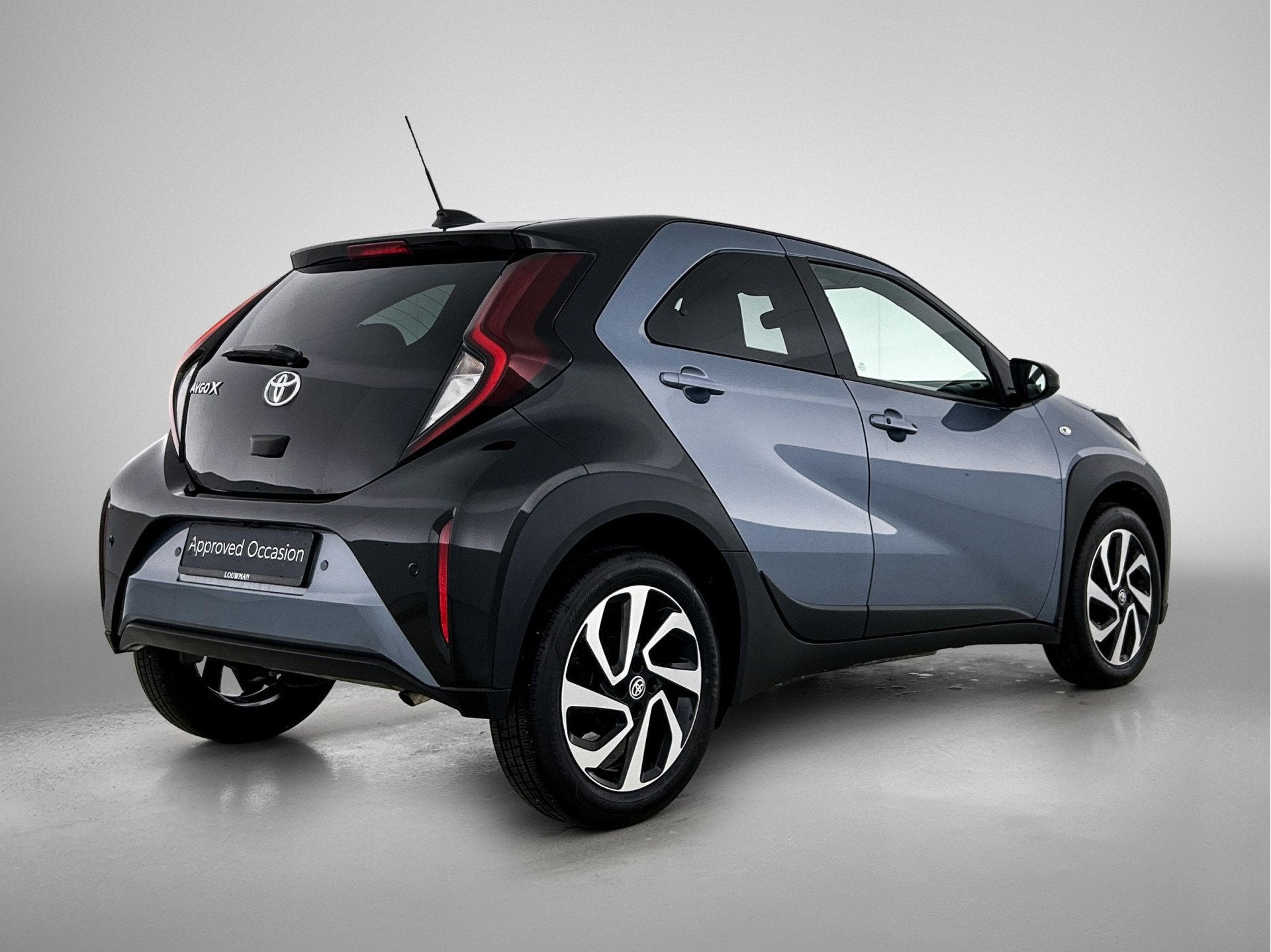 Toyota Aygo X 1.0 VVT-i S-CVT Pulse + | BTW Voertuig | Parke, Auto's, Toyota, Gebruikt, Zwart, 4 stoelen, Leder en Stof