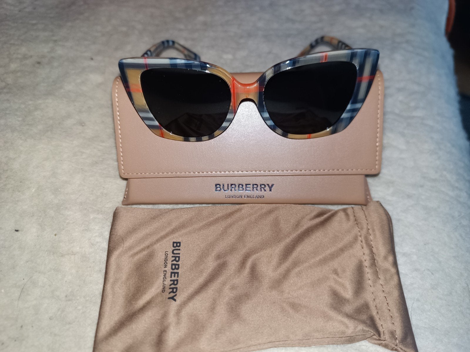 Burberry zonnebril met iconisch ruitpatroon, Sieraden, Tassen en Uiterlijk, Zonnebrillen en Brillen | Dames, Overige merken, Zonnebril