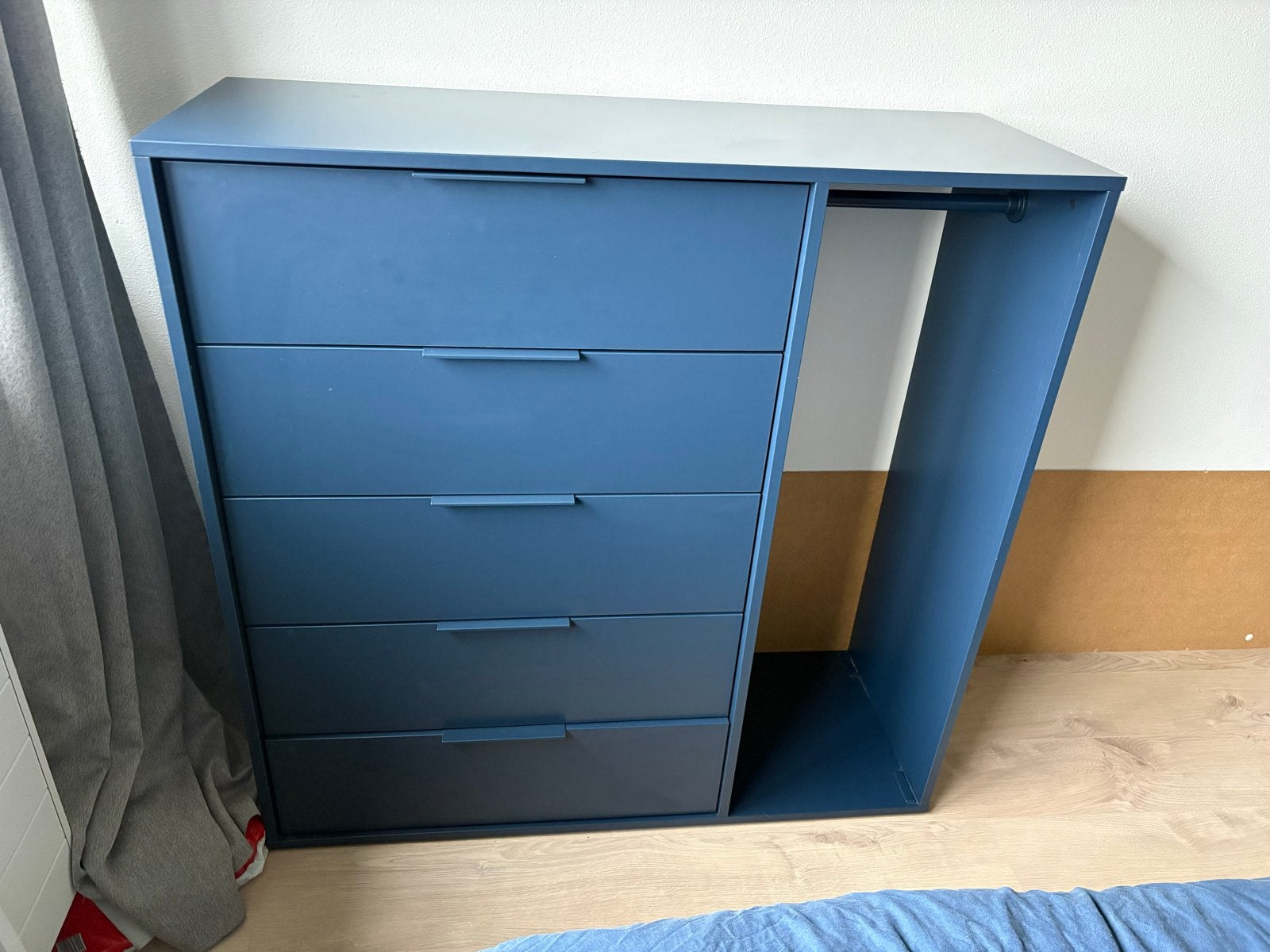 Donkerblauwe ladekast met hangruimte , Ikea, malm, Huis en Inrichting, Kasten | Kledingkasten, Ophalen, Gebruikt, 100 tot 150 cm