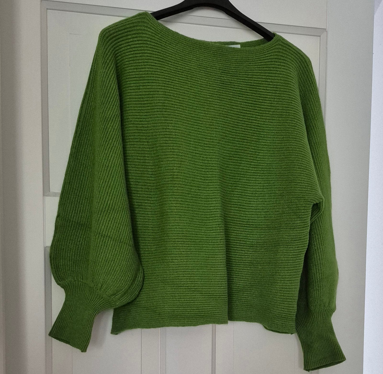 Nieuwe trui,met leuke pofmouwen,mosgroen mt L, Ophalen of Verzenden, Nieuw, Maat 42/44 (L), Groen