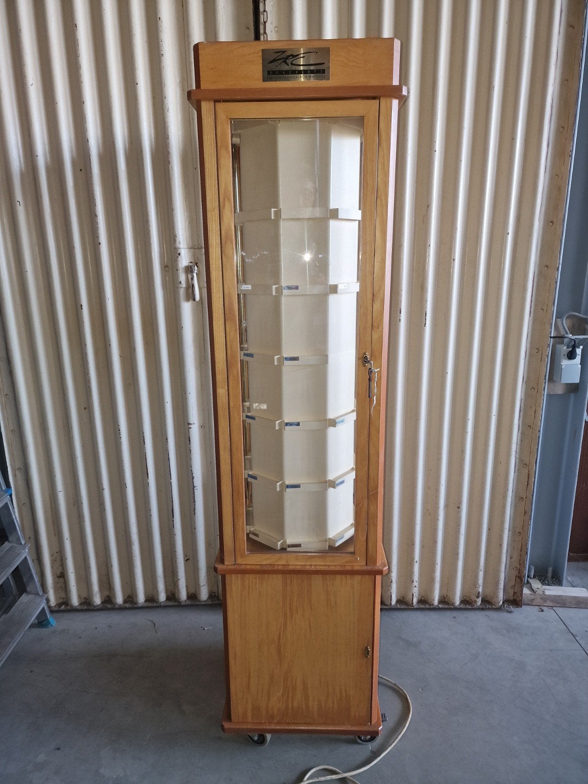 horloge  vitrine  met licht en draaiplateau, Ophalen, Minder dan 50 cm, 150 tot 200 cm, 25 tot 50 cm