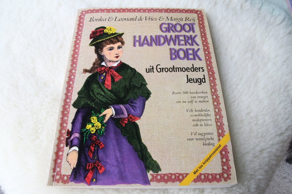 Groot handwerkboek uit Grootmoeders tijd, Ophalen of Verzenden, Gelezen, Overige onderwerpen