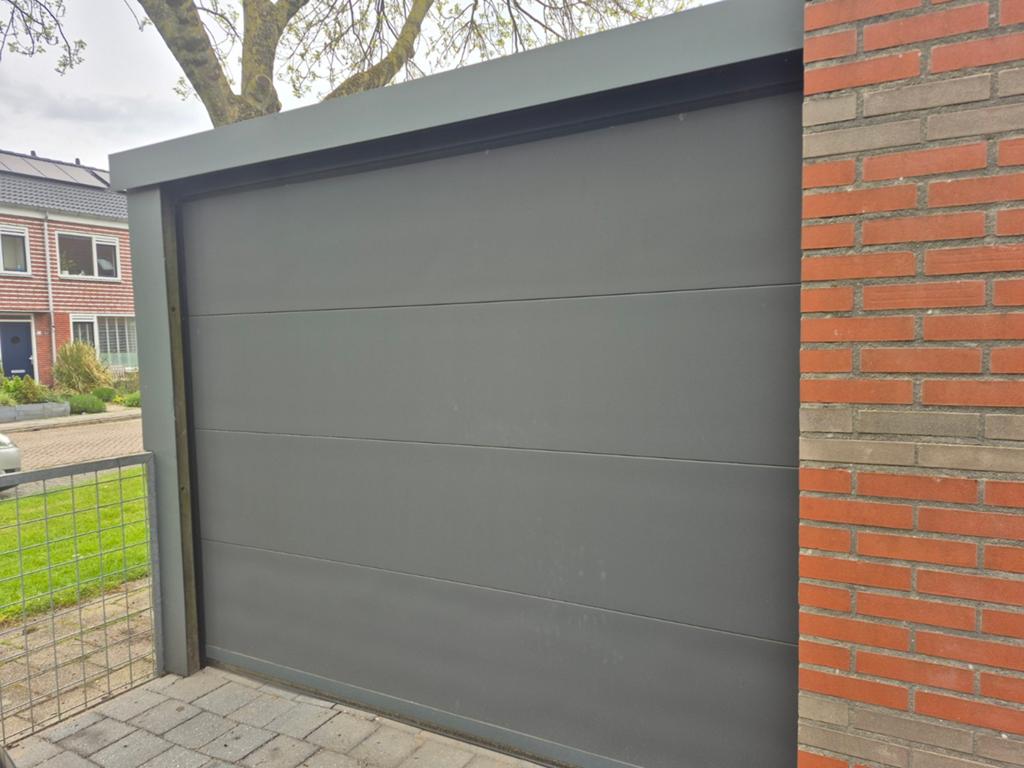 Elektrische Garagedeur - Grijs, Zo goed als nieuw, Doe-het-zelf en Verbouw, Deuren en Horren, Ophalen, Garagedeur, Zo goed als nieuw