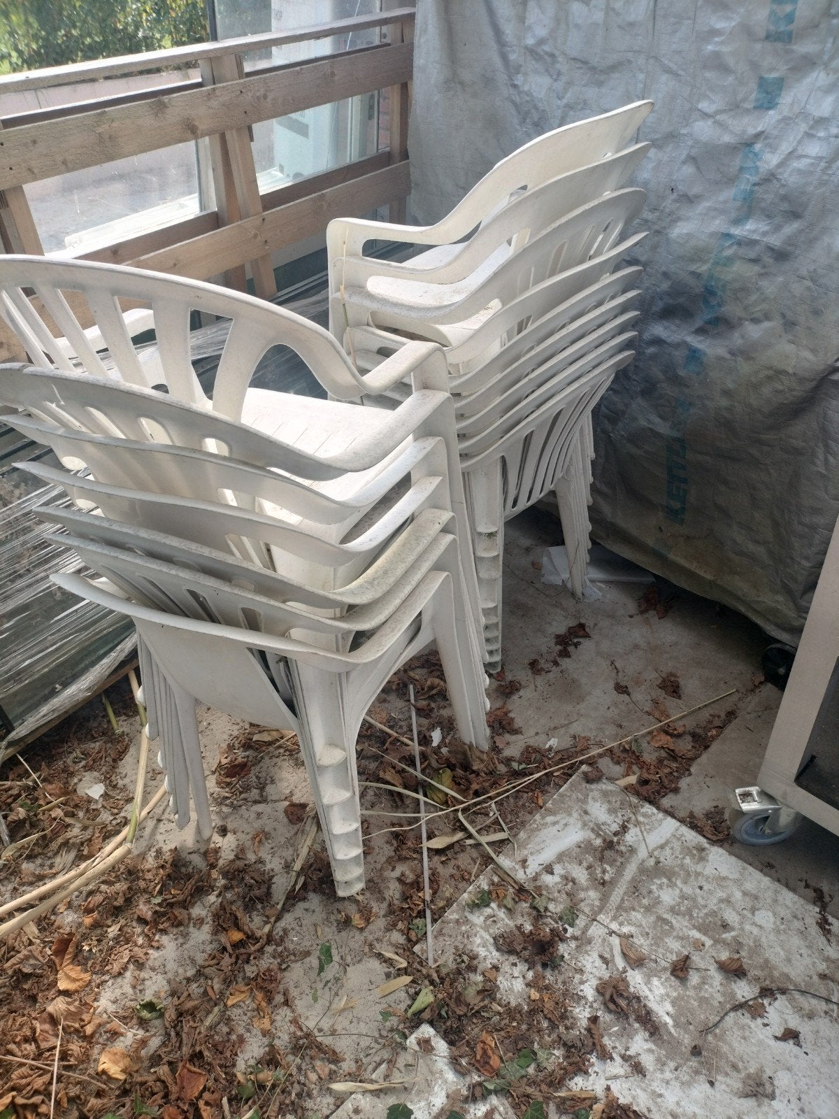 Gratis afhalen 16 wit plastic tuinstoelen, Ophalen, Gebruikt, Plastic
