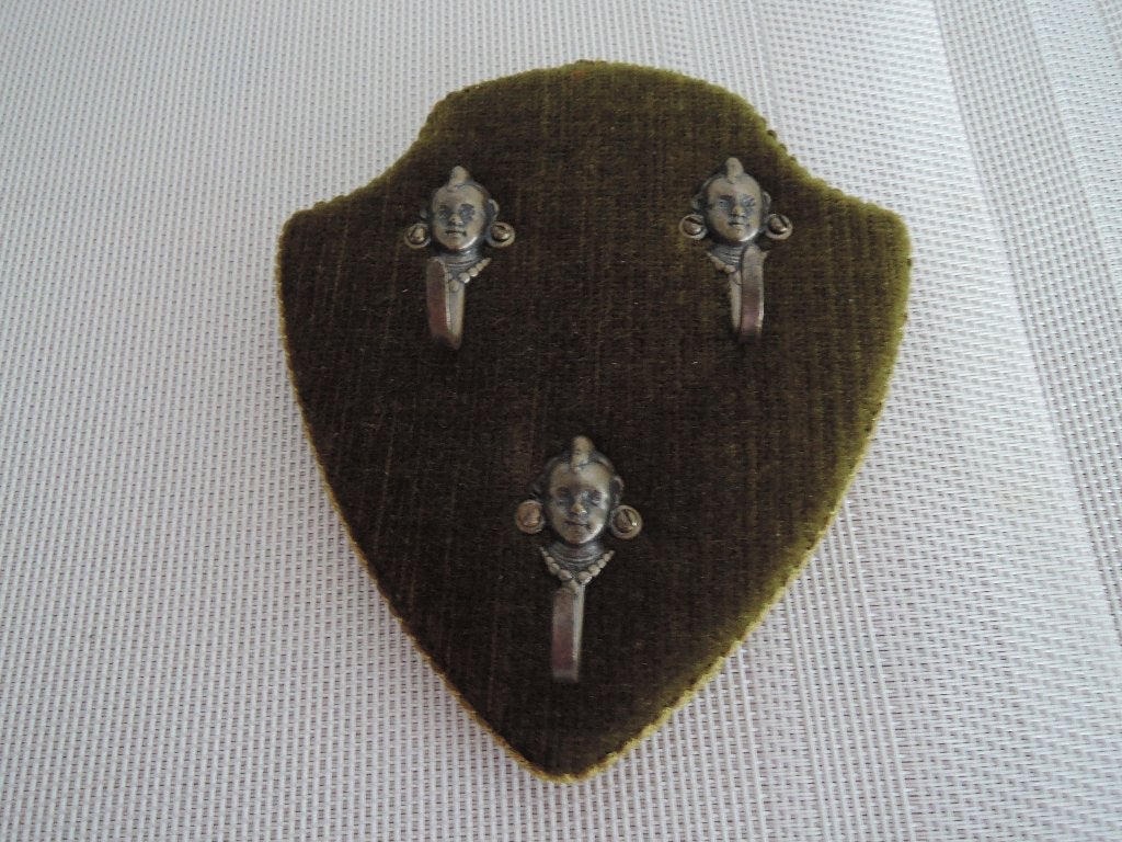 Groen fluwelen rekje met drie engelen haakjes, Ophalen of Verzenden, Zo goed als nieuw, Wandkapstok, Minder dan 100 cm