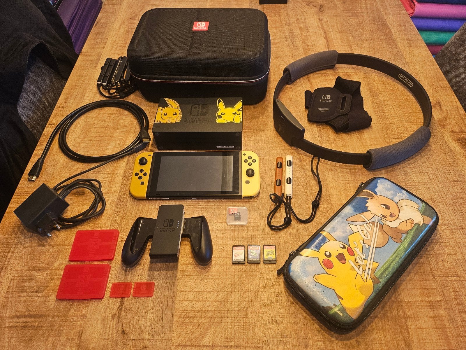Nintendo Switch, Let's Go Pikachu met games en accessoires, Switch 2019 Upgrade, Met 2 controllers, Ophalen of Verzenden, Zo goed als nieuw