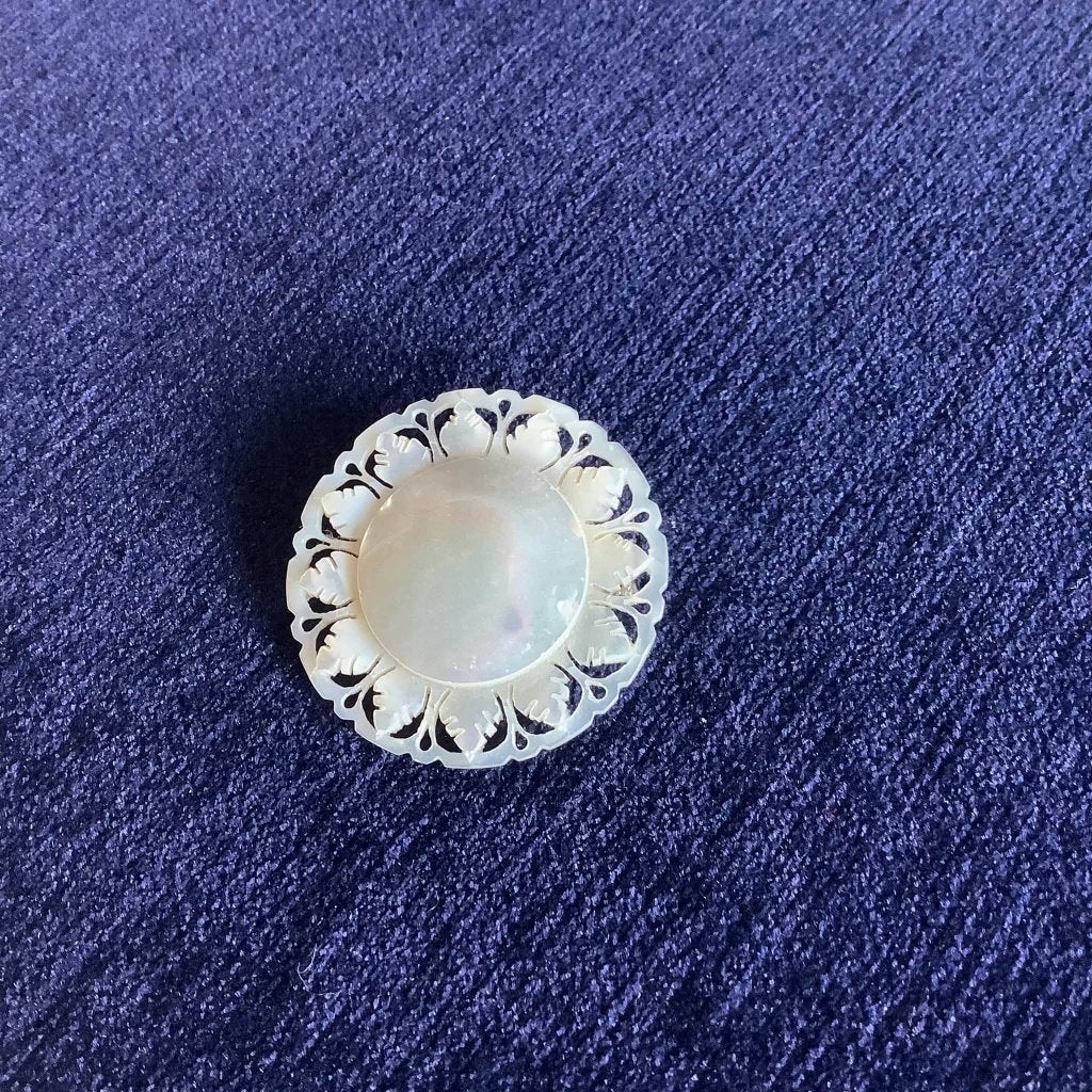 Vintage ronde parelmoer broche met rozetmotief, Overige materialen, 4 tot 7 cm, Overige kleuren, Ophalen of Verzenden