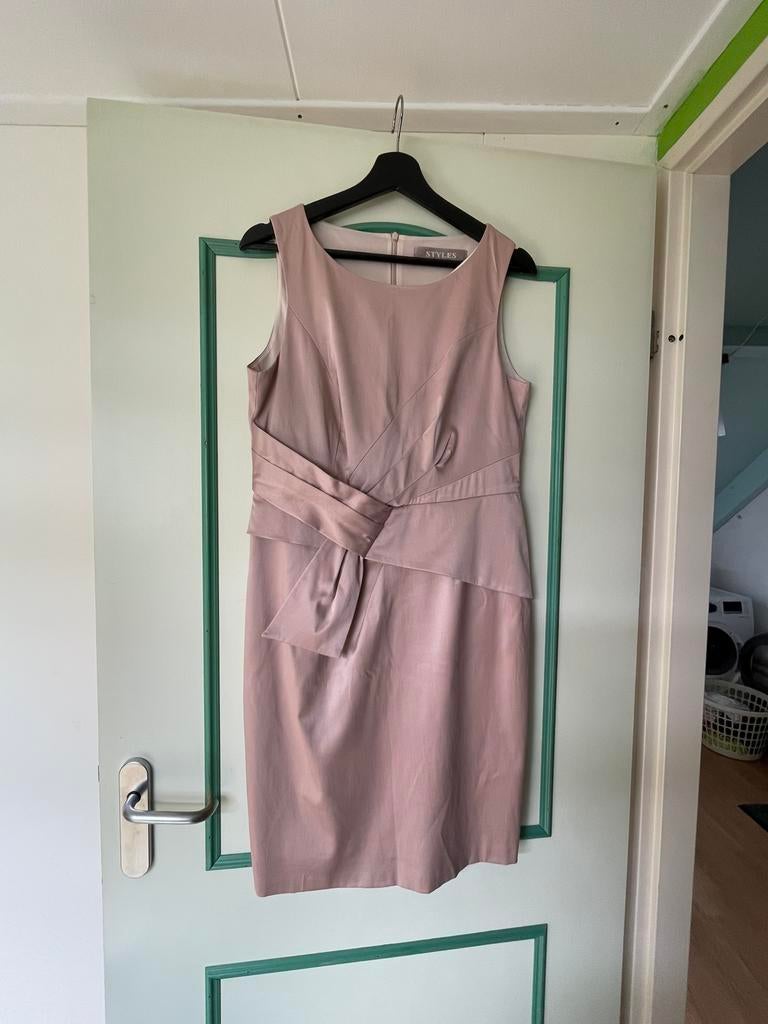 Jurk met vaste sjerp, Maat 38/40 (M), Beige, Ophalen of Verzenden, Zo goed als nieuw