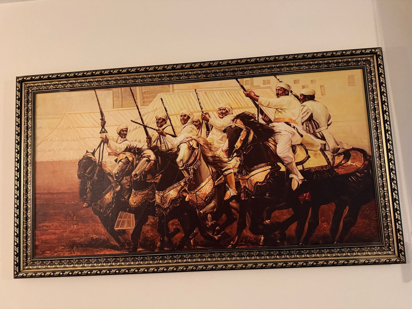 Groot Arabisch Schilderij met Ruiters en Paarden, Antiek en Kunst, Overige ondergronden, Ophalen of Verzenden, Klassiek, Print