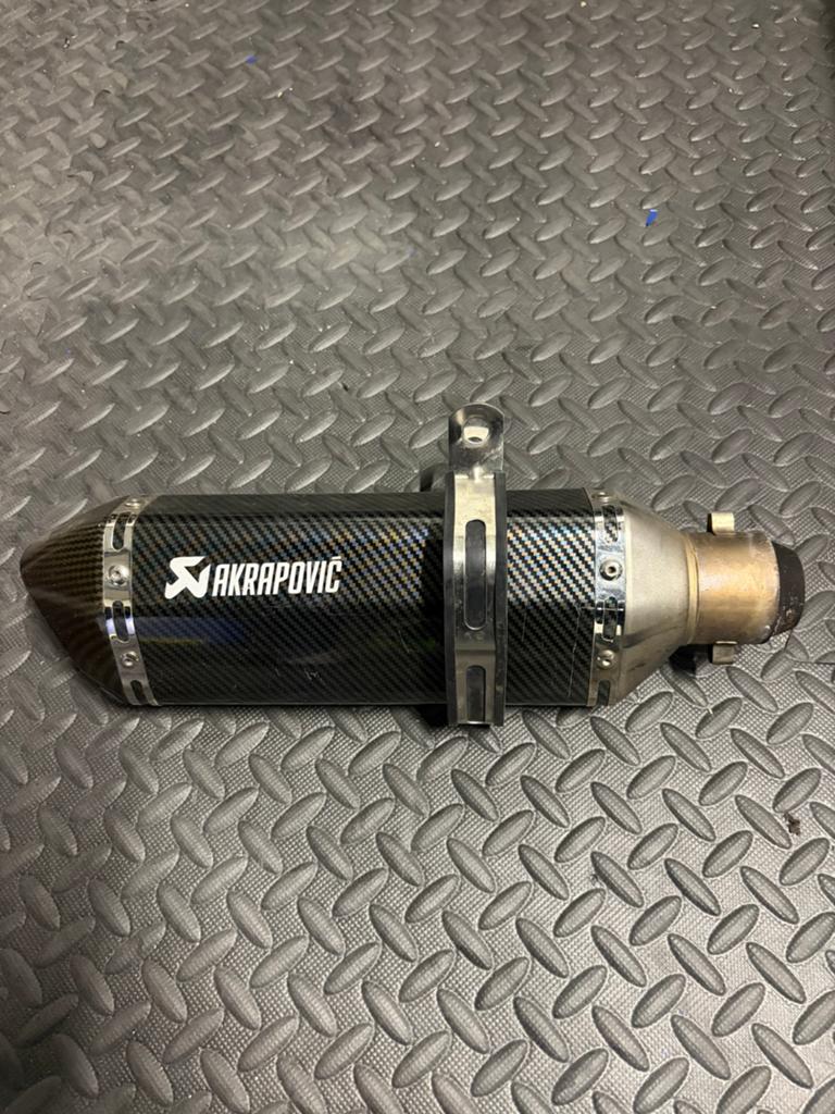 Akrapovic uitlaat demper universeel, Ophalen, Gebruikt