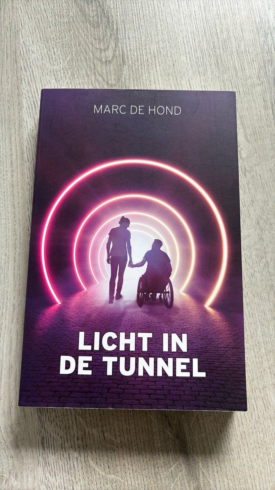 Marc de Hond - Licht in de tunnel, Boeken, Ophalen of Verzenden, Zo goed als nieuw, Marc de Hond