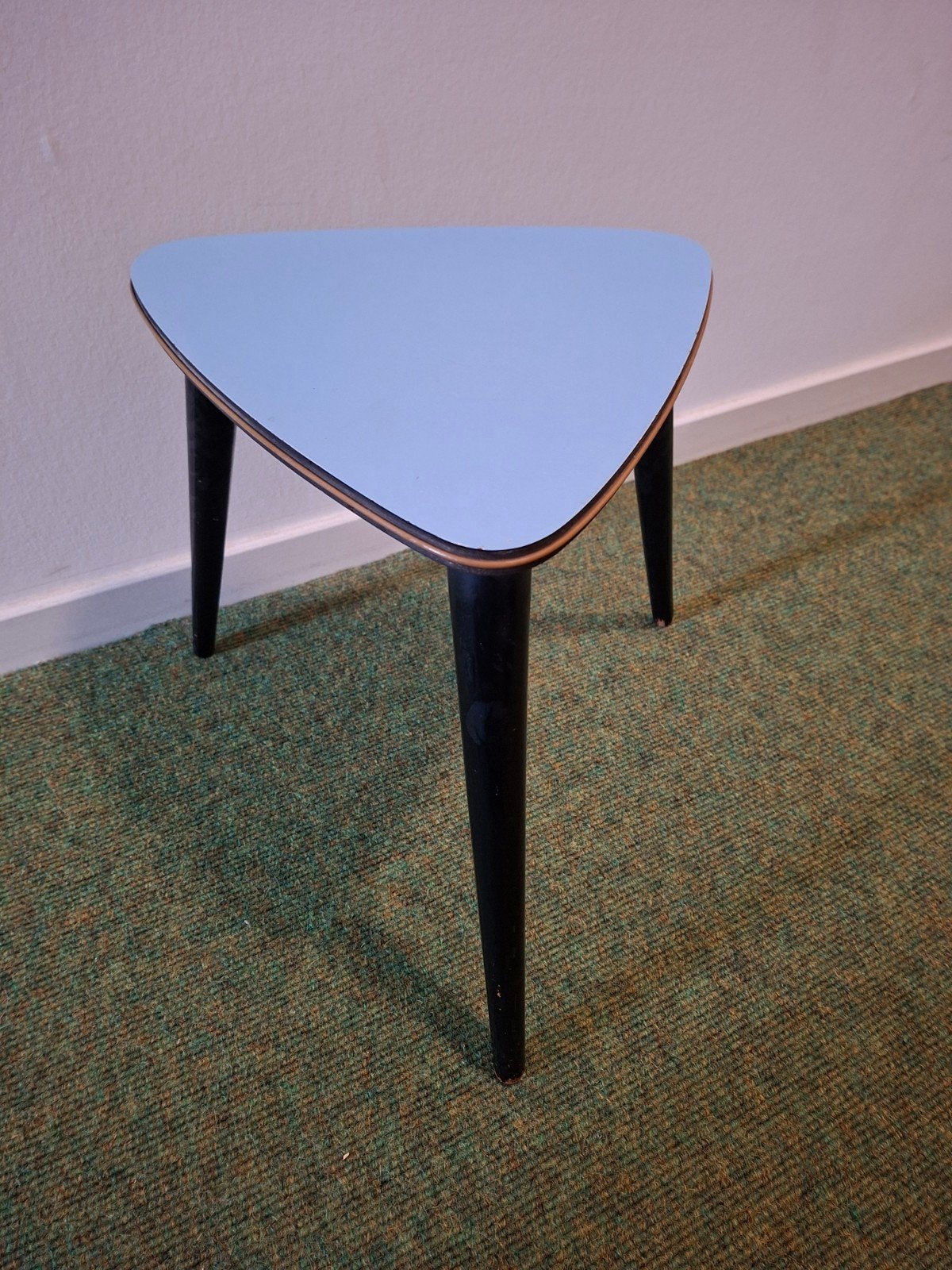 Vintage blauwe driehoek formica bijzettafel met tapse, Minder dan 45 cm, Minder dan 55 cm, Gebruikt, Overige vormen