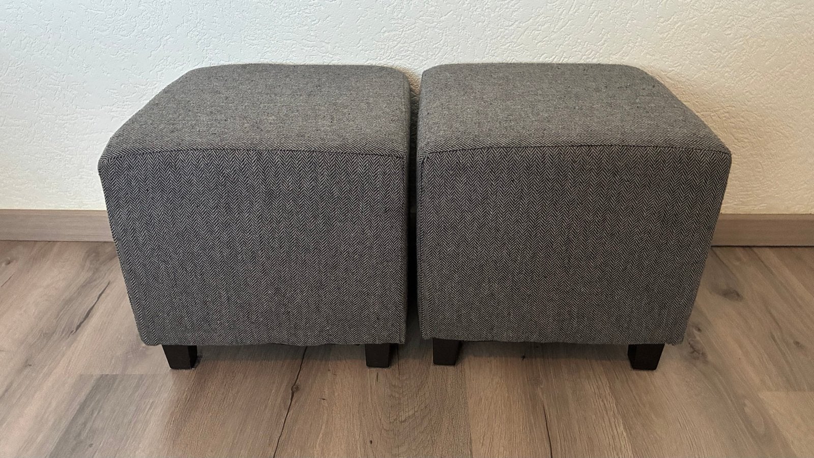 2 poefjes donkergrijs visgraat stof met zwart houten pootjes, Ophalen, Minder dan 50 cm, Vierkant, Minder dan 50 cm