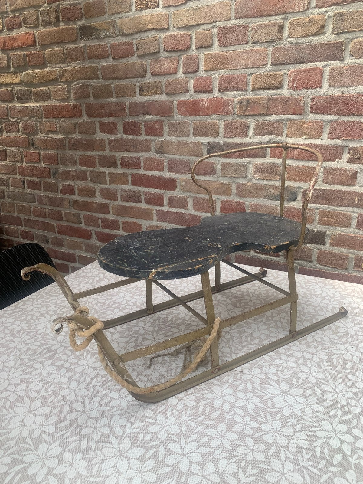Antieke houten slee met metalen frame en rugleuning, Ophalen of Verzenden