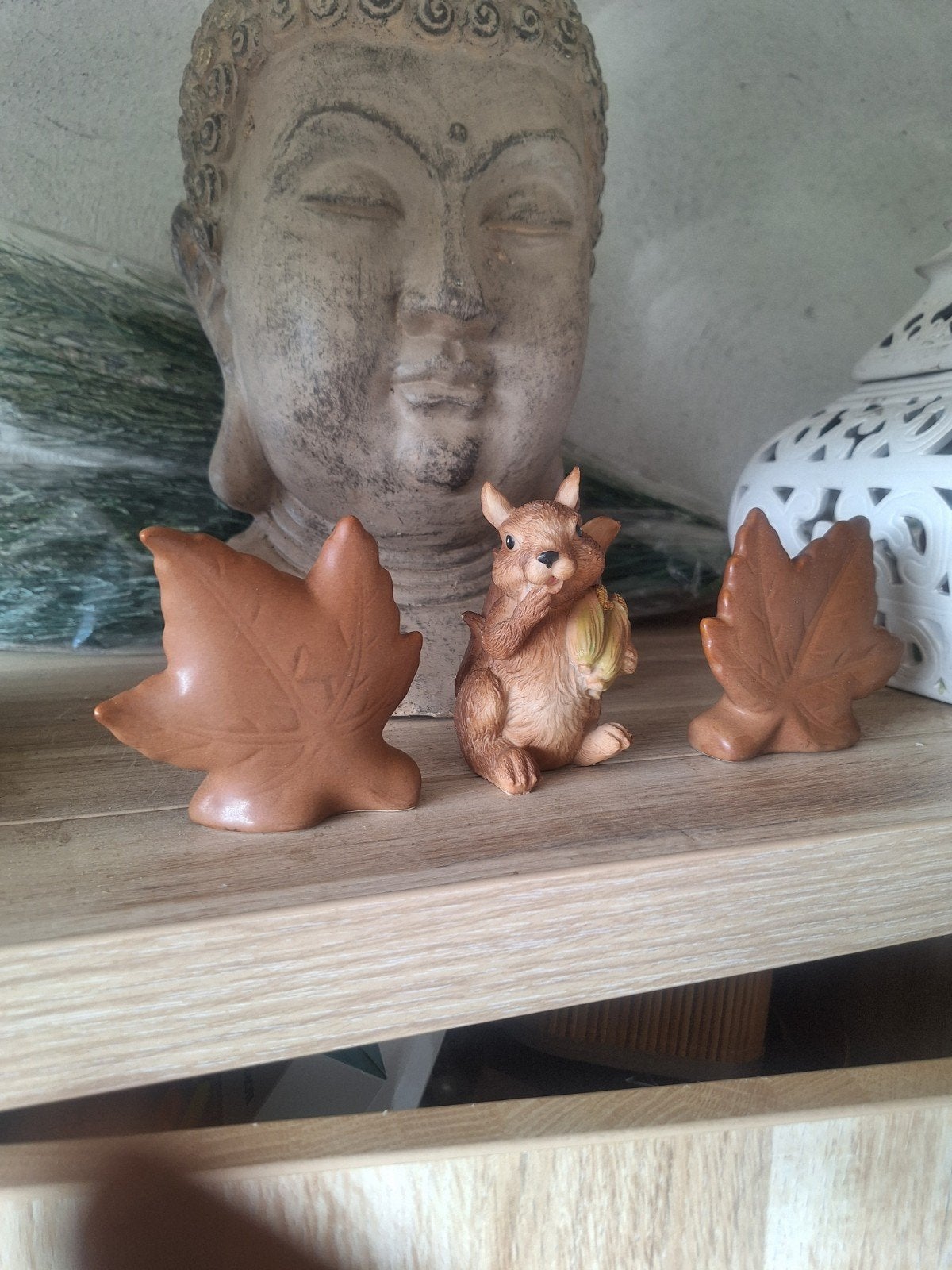 Decoratieve eekhoorn en herfstbladeren, Ophalen of Verzenden, Gebruikt, Bruin, Overige stijlen