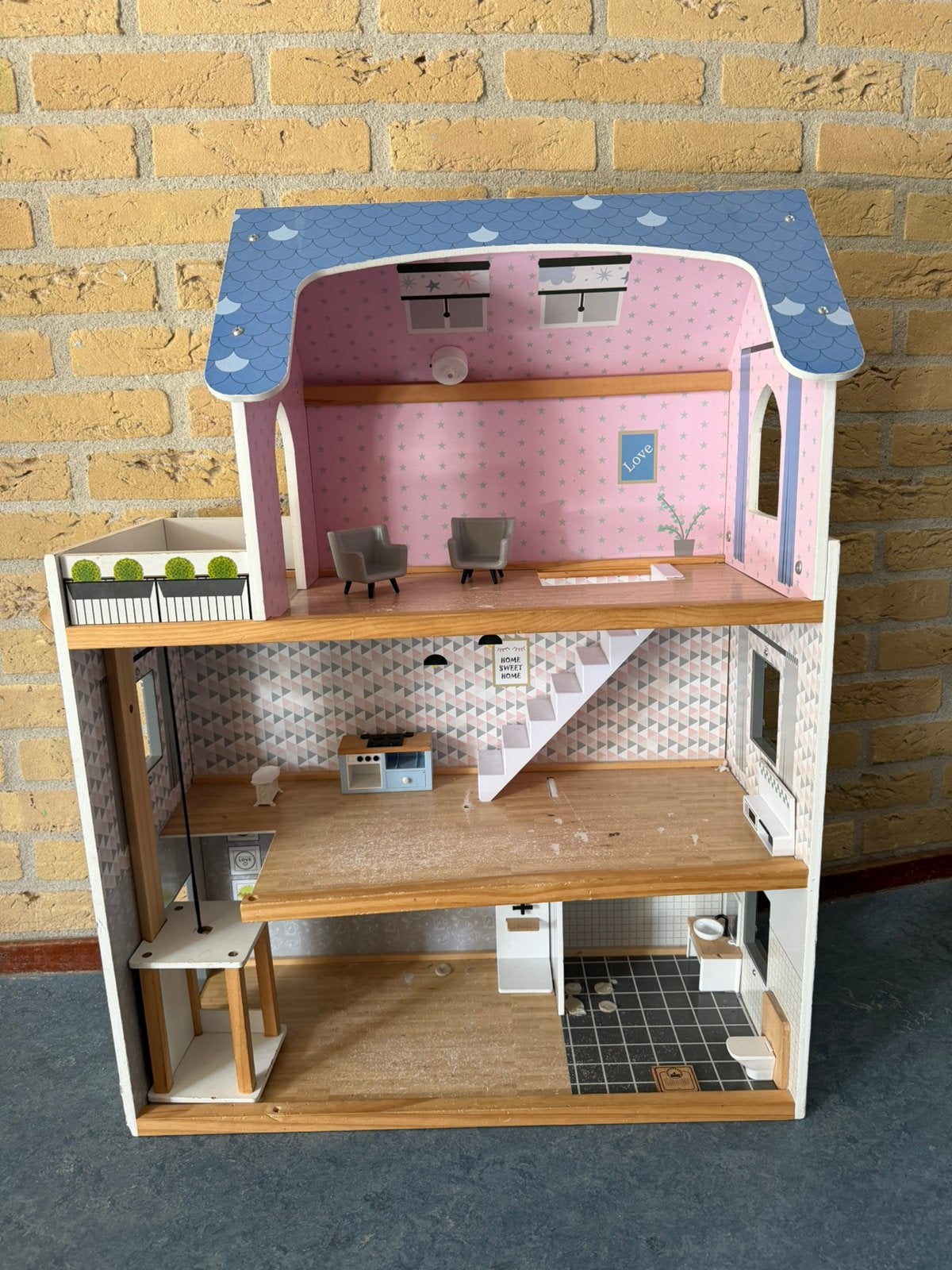 Gebruikt poppenhuis met weinig toebehoren, Ophalen, Gebruikt, Poppenhuis