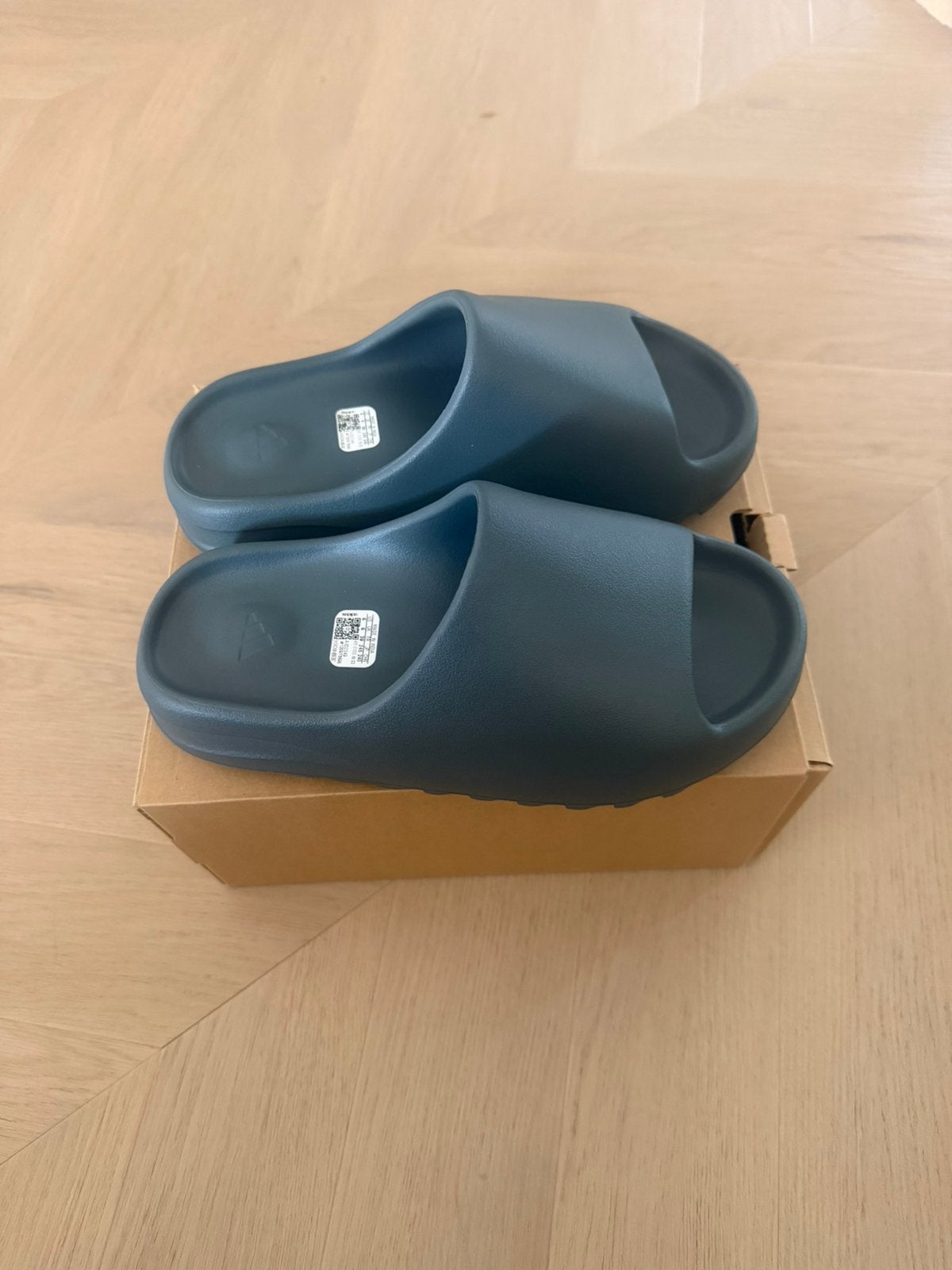 Yeezy slide slate marine maat 39 nieuw, Kleding | Dames, Ophalen of Verzenden, Nieuw, Blauw, Sneakers of Gympen