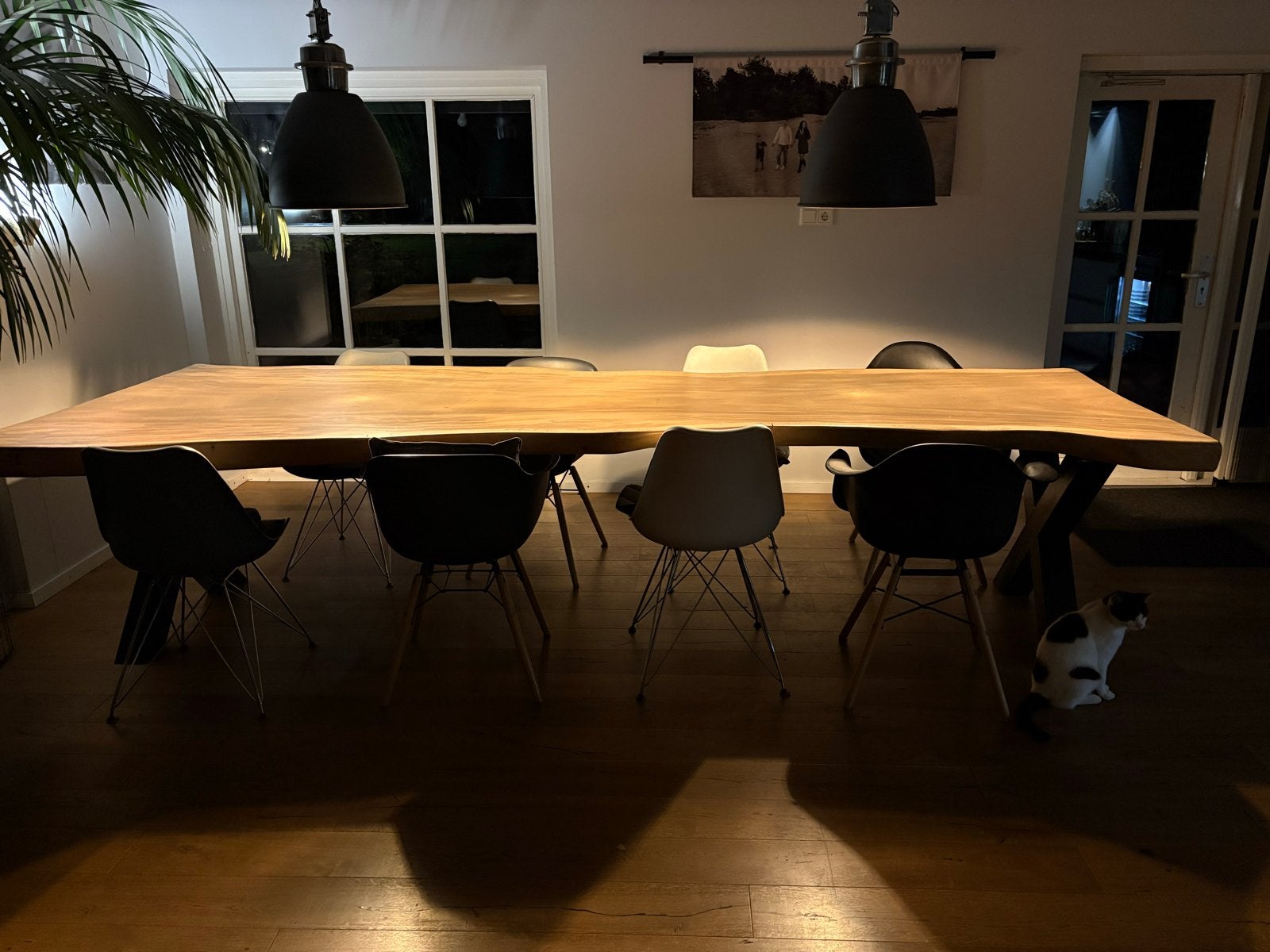 Foto 2 van Massieve suar boomstam eettafel  3,5 mtr 9cm dik!