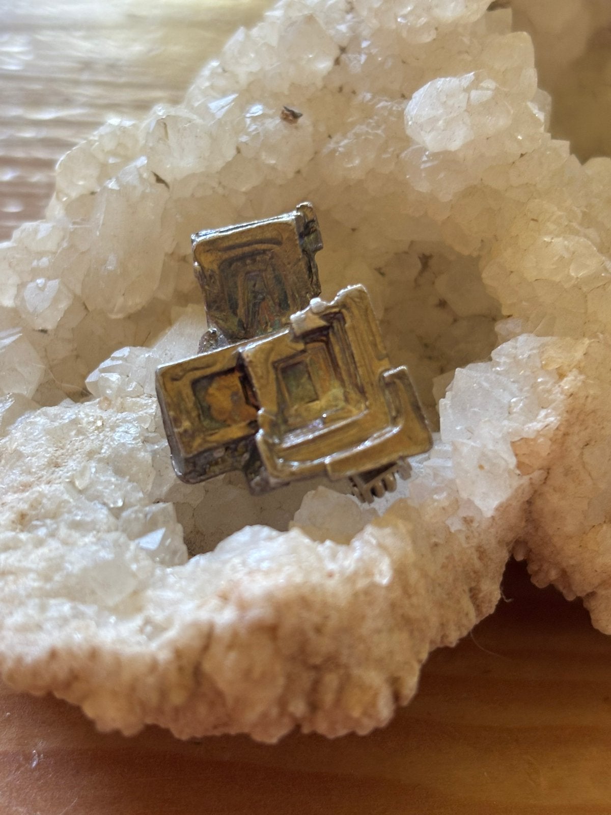 Bismut broche, Ophalen of Verzenden, Gebruikt, Overige materialen