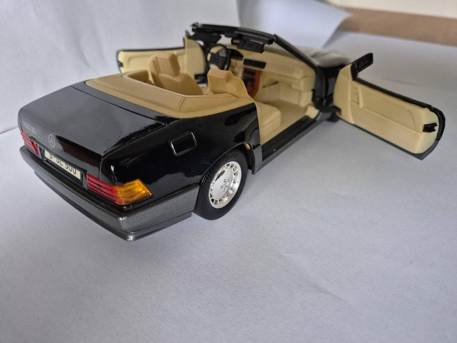 Mercedes Benz SL 1:18, Hobby en Vrije tijd, Ophalen of Verzenden, Zo goed als nieuw, Auto, Overige merken