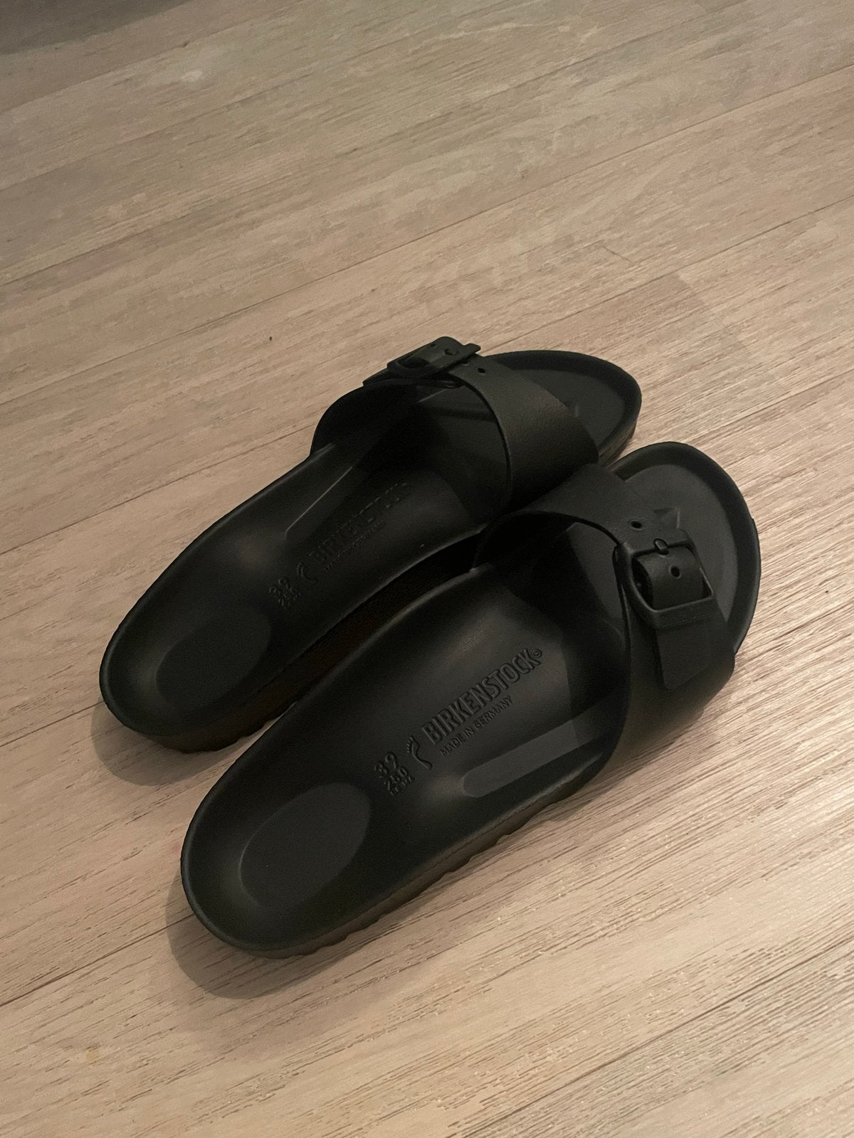 Niet gedragen! Birkenstock Madrid EVA Slippers Zwart Maat 39, Kleding | Dames, Ophalen of Verzenden, Nieuw, Zwart, Slippers