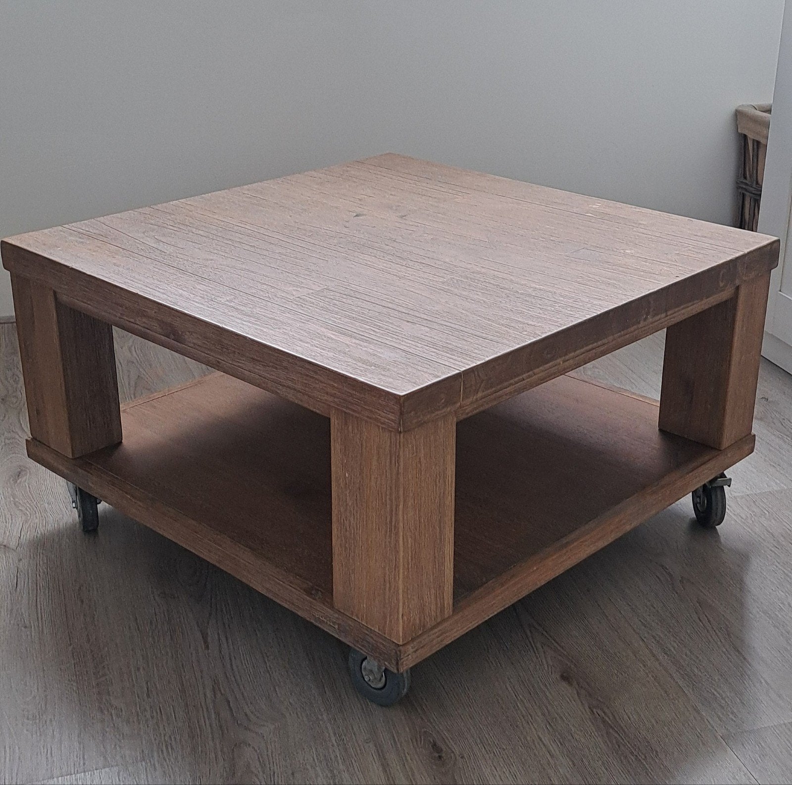 Houten bijzettafel op wieltjes te koop!, Ophalen, Minder dan 45 cm, Gebruikt, Vierkant