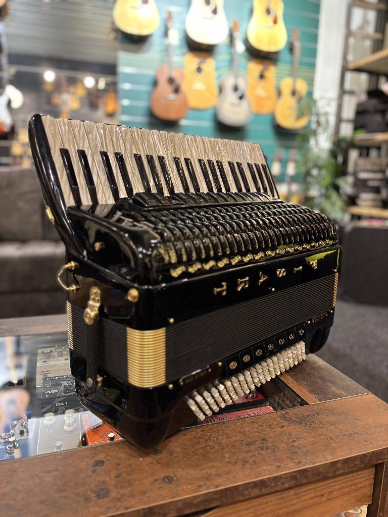 Fisart Bach Gold – 4-korig cassotto, G-tongen, Muziek en Instrumenten, Overige merken, Met koffer, Zo goed als nieuw, 120-bas