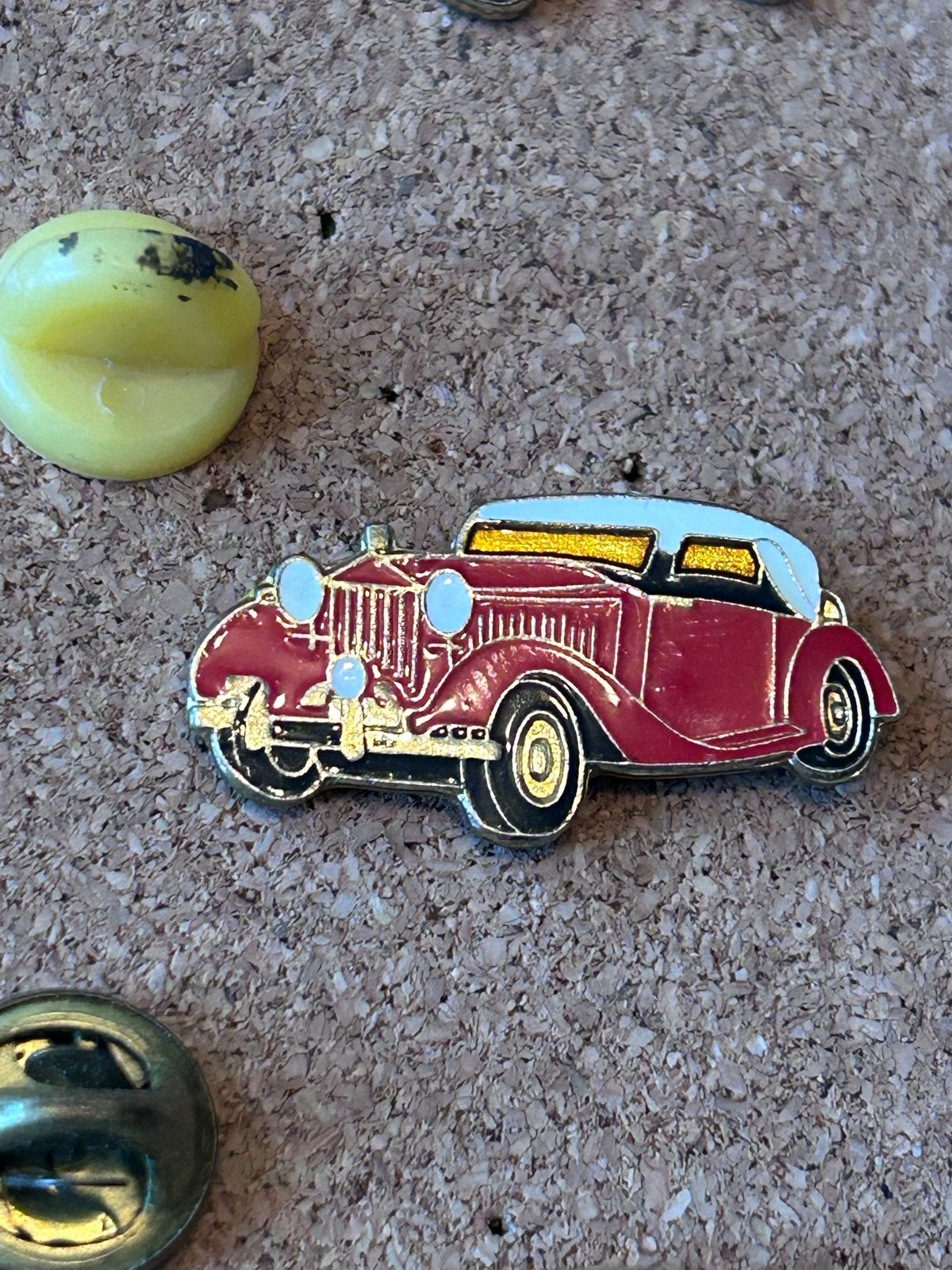 Vintage Auto Pin - Klassieke Rode Cabriolet, Ophalen of Verzenden, Zo goed als nieuw, Transport, Speldje of Pin