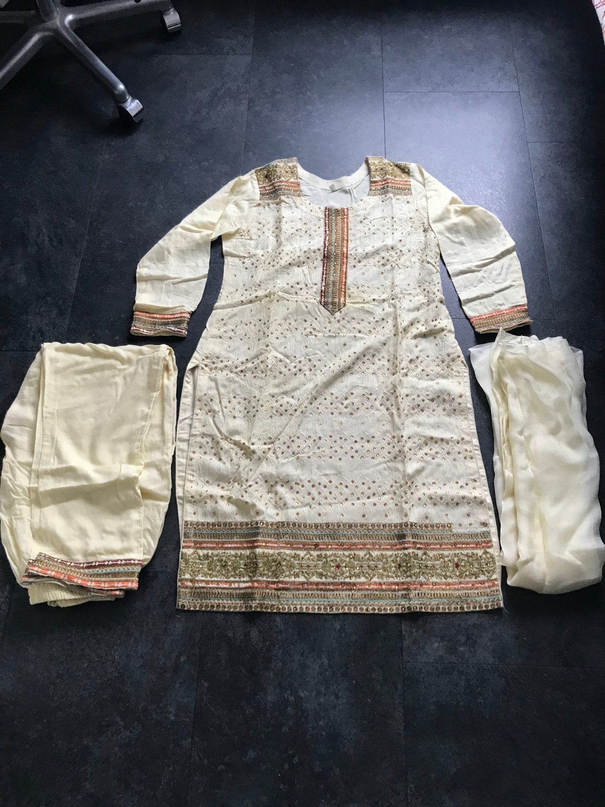 Indiase Salwaar Kameez - Crèmekleurig met Gouden Borduur, Onbekend, Ophalen of Verzenden, Gedragen, Overige typen