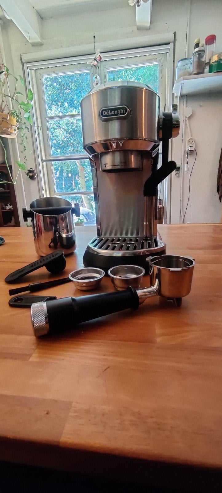 DeLonghi Dedica Style EC685.M Espressomachine, Espresso apparaat, Gemalen koffie, Ophalen of Verzenden, Zo goed als nieuw