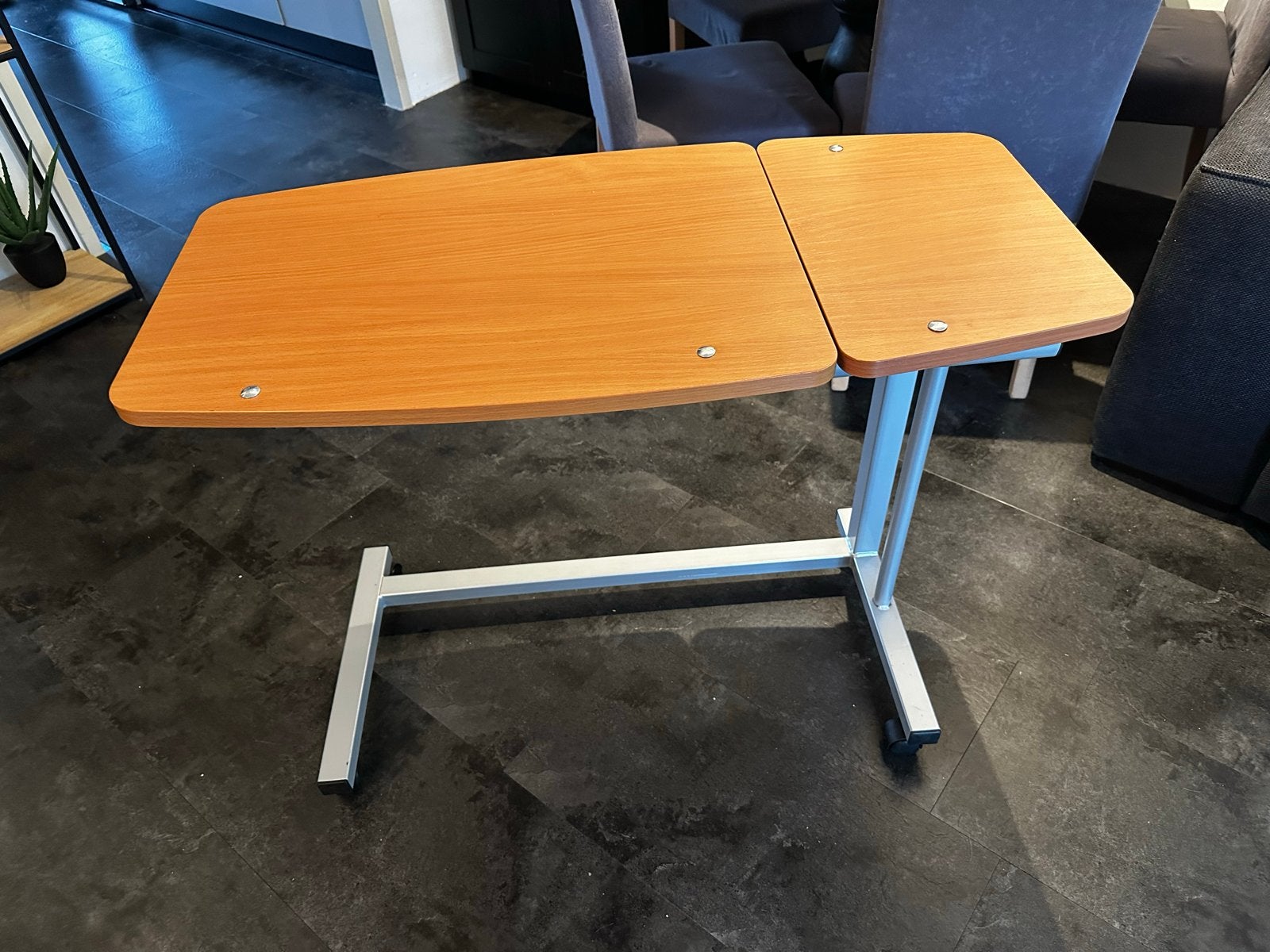 Verstelbare Bedtafel / Laptoptafel met Wieltjes, Huis en Inrichting, Ophalen, Gebruikt, 75 cm of meer, 60 cm of meer